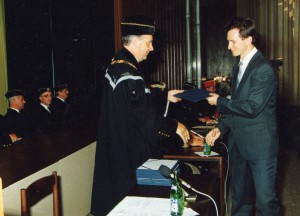 Jakub Unucka. Přebírání titulu VŠB-TUO, na slavnostní promoci v červnu 1992.